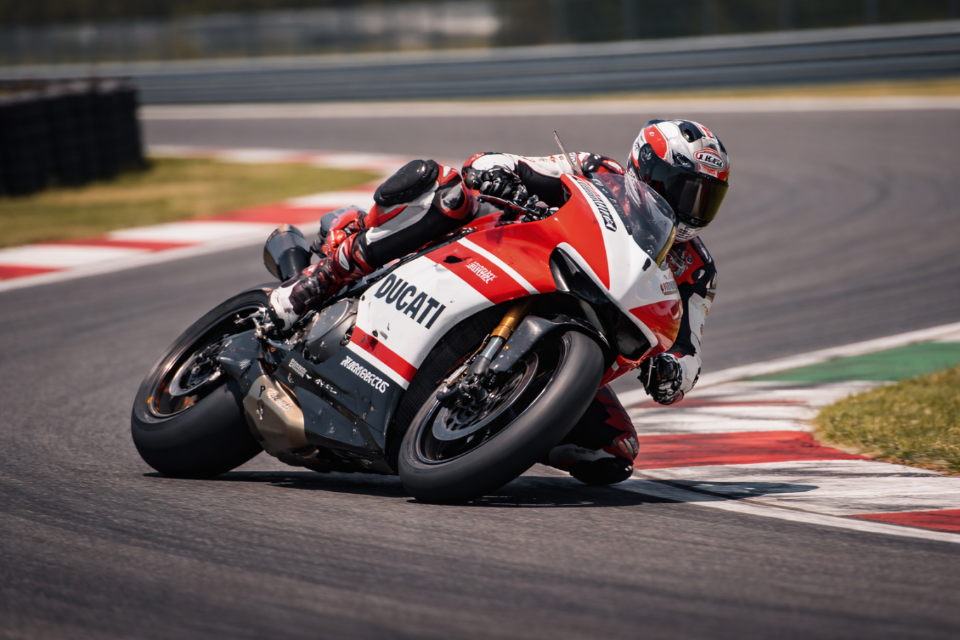 Motociclista curvas en pista, con equipamiento de carreras y moto de alto rendimiento.